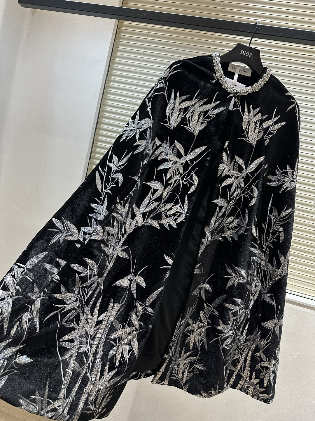 #Dio♡高定系列 竹叶刺绣丝绒斗篷 银色竹叶刺绣超有东方韵味 细节精致 质感满分！领口镶钻点缀奢华感拉