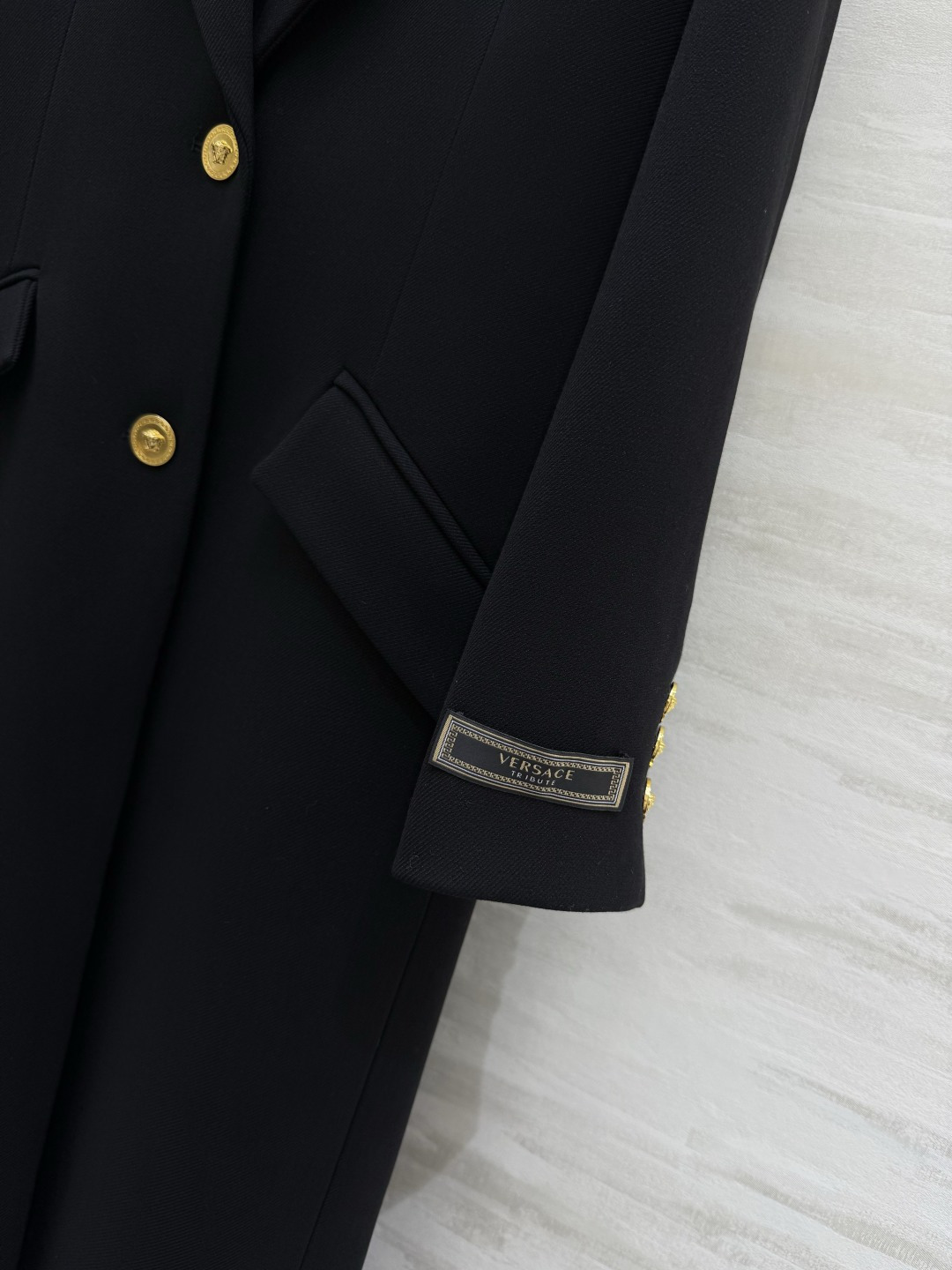 #versac♡黑色西装式大衣 经典长款设计 金色纽扣超有辨识度 剪裁利落 西装翻领 对称口袋 实用又时
