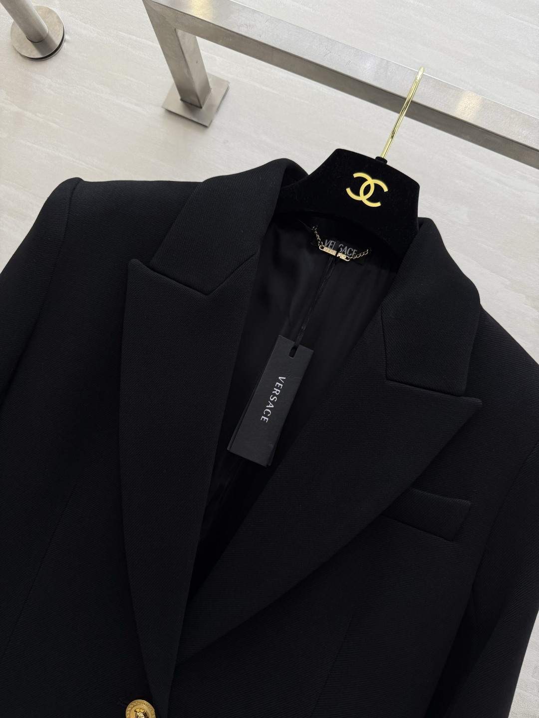 #versac♡黑色西装式大衣 经典长款设计 金色纽扣超有辨识度 剪裁利落 西装翻领 对称口袋 实用又时