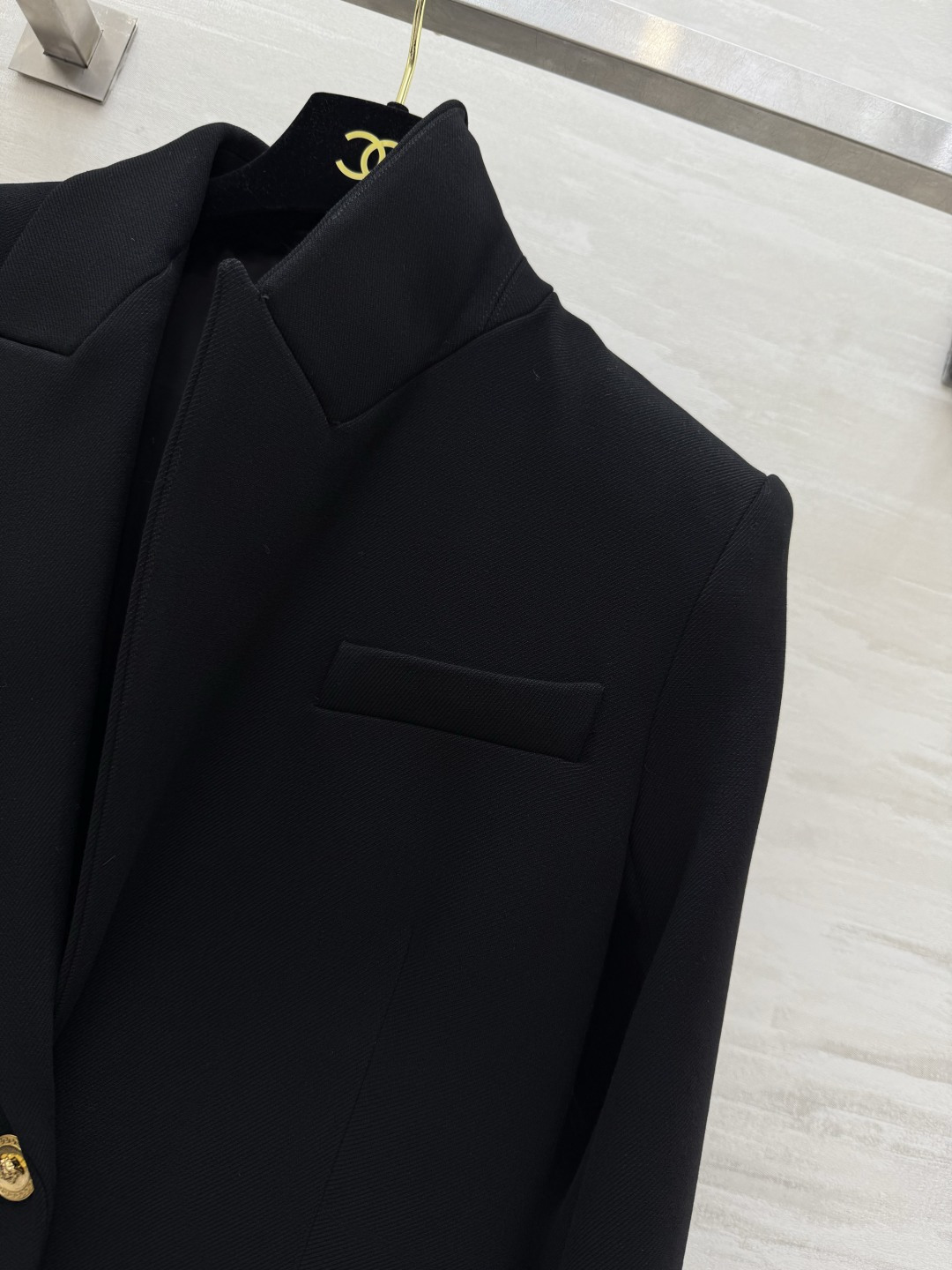 #versac♡黑色西装式大衣 经典长款设计 金色纽扣超有辨识度 剪裁利落 西装翻领 对称口袋 实用又时