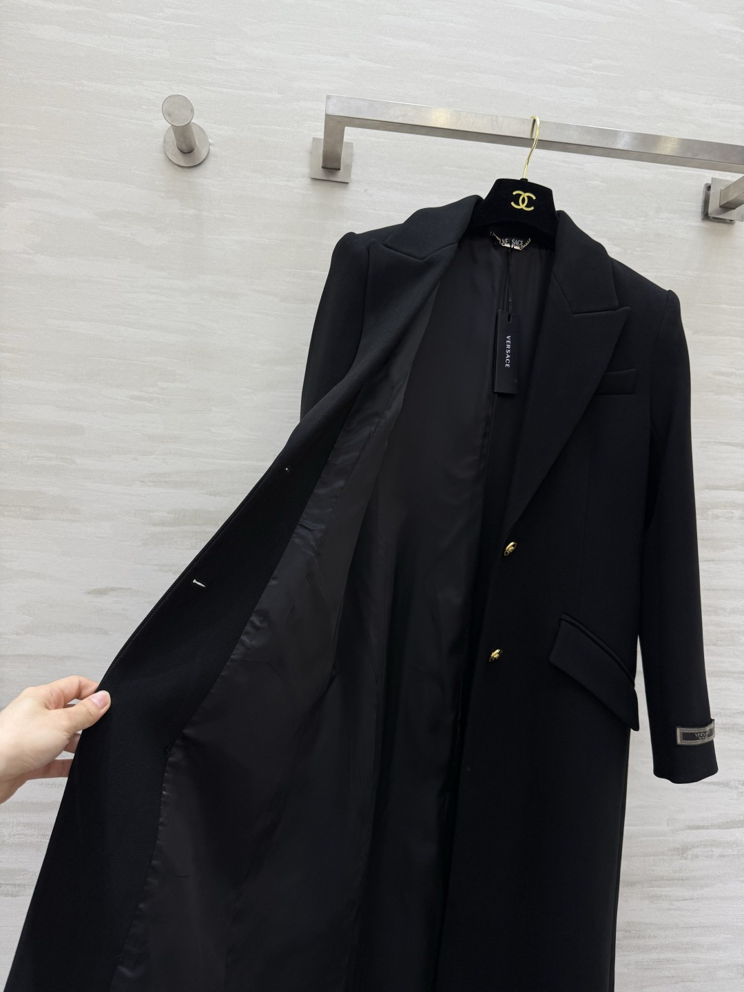 #versac♡黑色西装式大衣 经典长款设计 金色纽扣超有辨识度 剪裁利落 西装翻领 对称口袋 实用又时