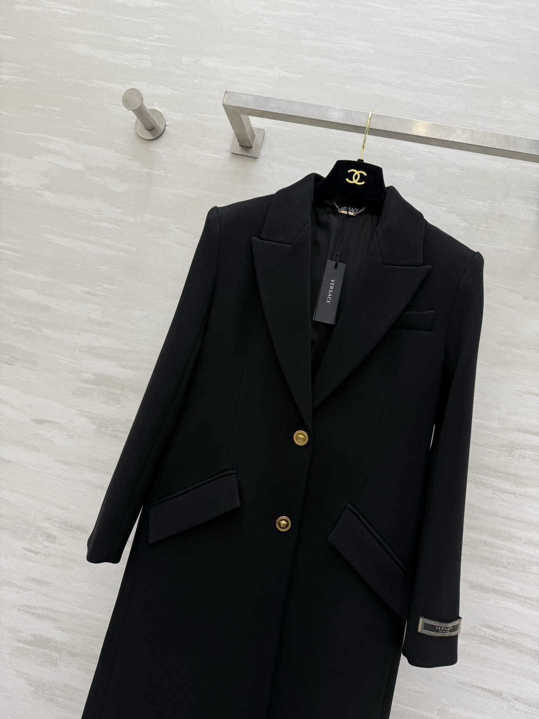 #versac♡黑色西装式大衣 经典长款设计 金色纽扣超有辨识度 剪裁利落 西装翻领 对称口袋 实用又时
