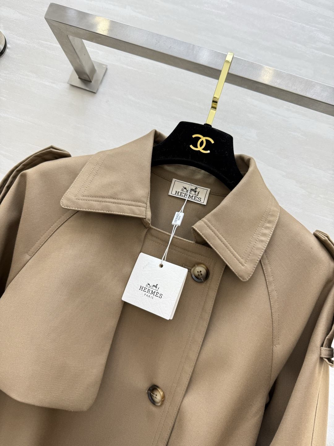 #Herme♡²⁶新款 伦敦章感风衣外套 经典翻领双排扣设计永不过时 自带一种简约又强大的气场 中长款的
