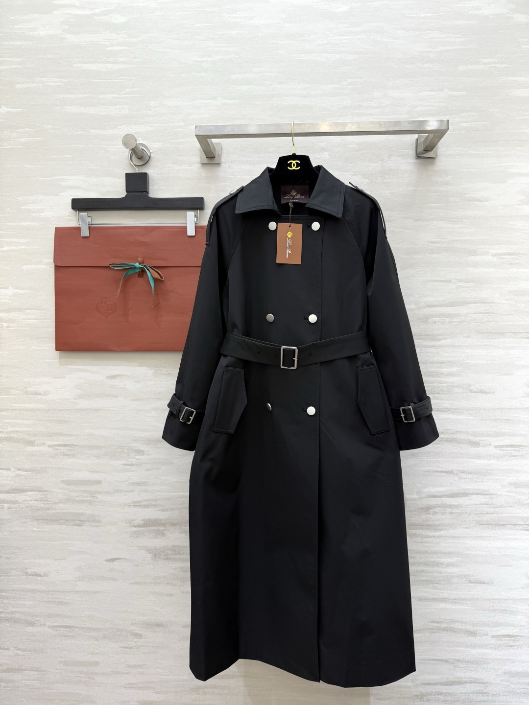 #Loro Piana♡²⁶新款 双排扣风衣 经典长款设计 防风防水面料 春秋季节穿着超合适！肩部装饰＋