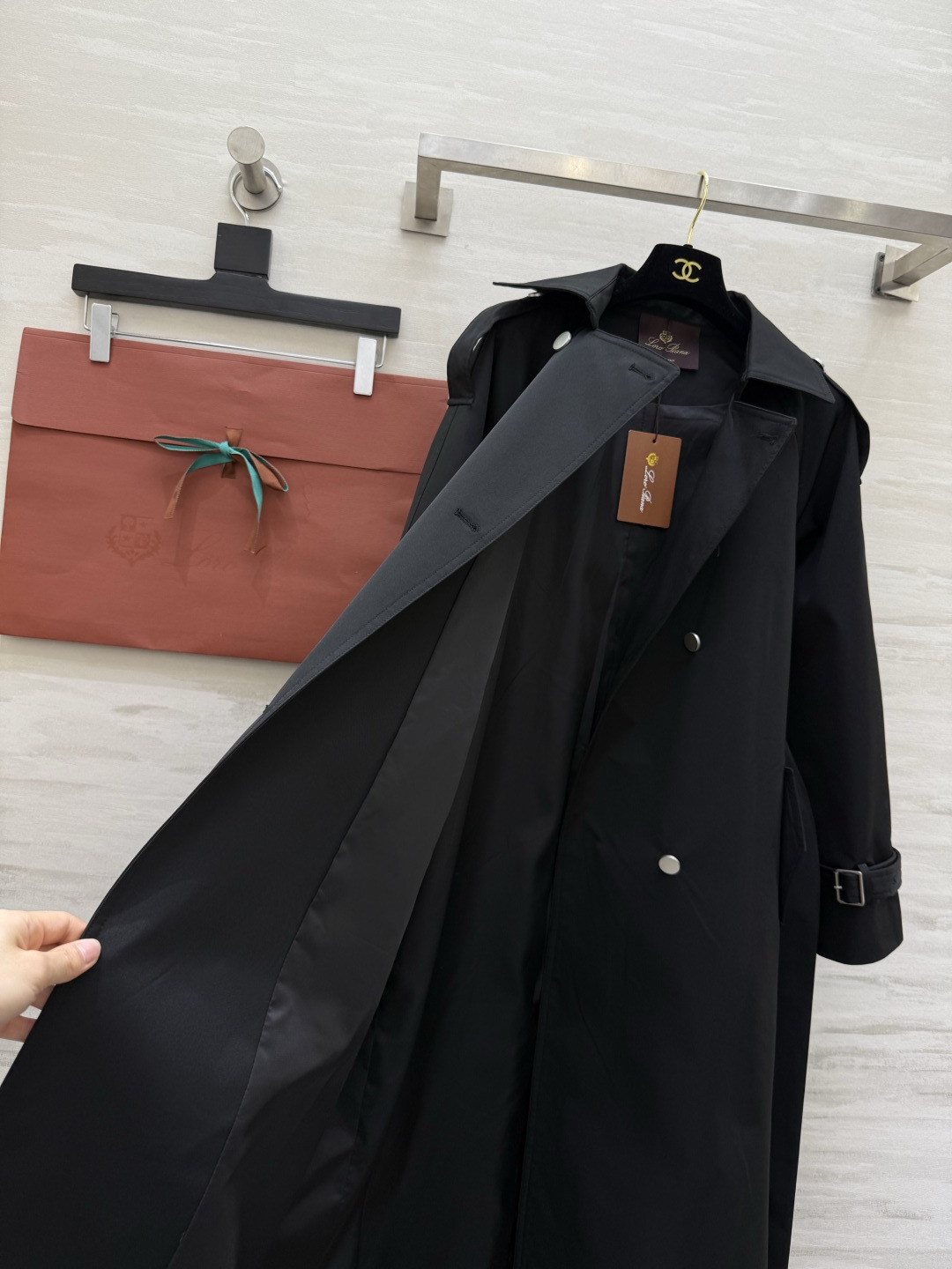 #Loro Piana♡²⁶新款 双排扣风衣 经典长款设计 防风防水面料 春秋季节穿着超合适！肩部装饰＋