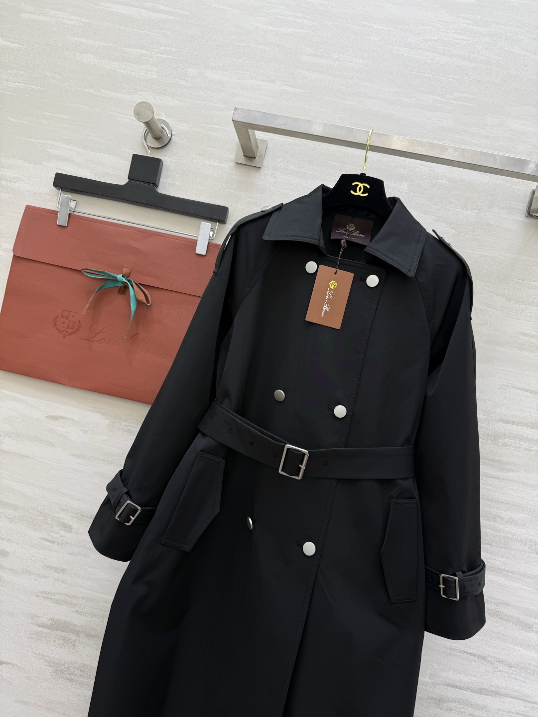 #Loro Piana♡²⁶新款 双排扣风衣 经典长款设计 防风防水面料 春秋季节穿着超合适！肩部装饰＋