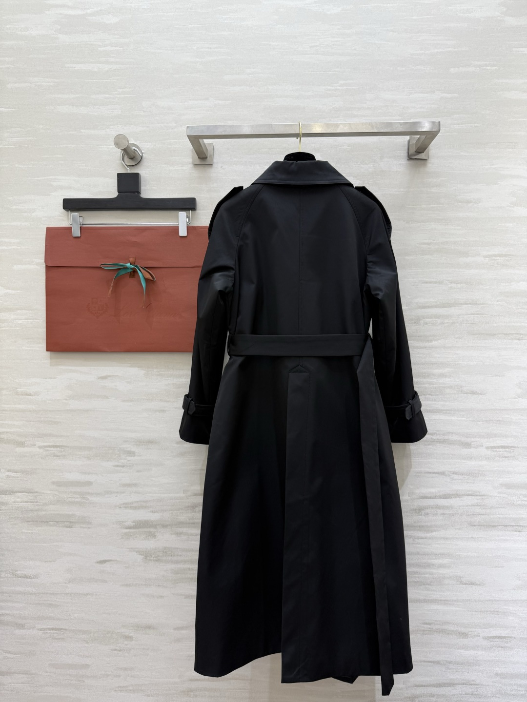 #Loro Piana♡²⁶新款 双排扣风衣 经典长款设计 防风防水面料 春秋季节穿着超合适！肩部装饰＋