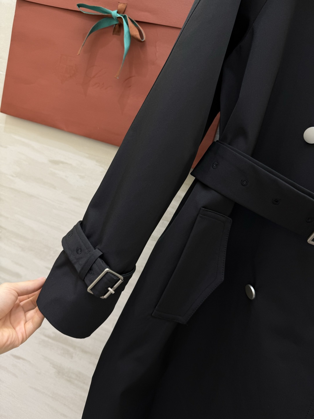 #Loro Piana♡²⁶新款 双排扣风衣 经典长款设计 防风防水面料 春秋季节穿着超合适！肩部装饰＋