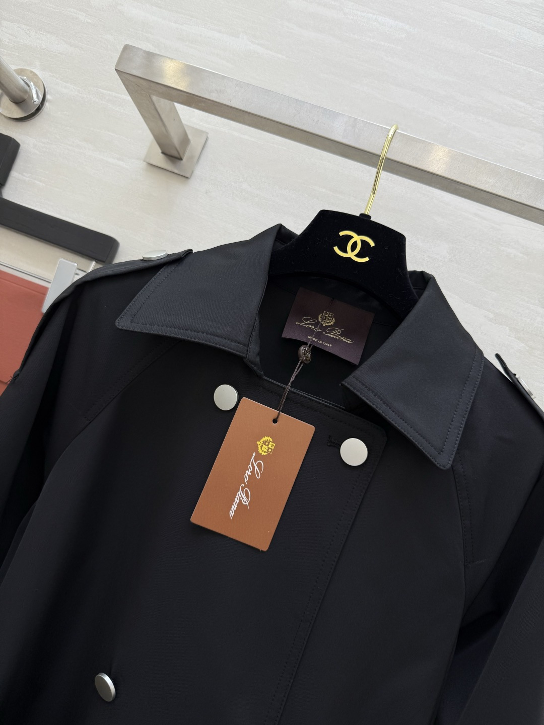 #Loro Piana♡²⁶新款 双排扣风衣 经典长款设计 防风防水面料 春秋季节穿着超合适！肩部装饰＋