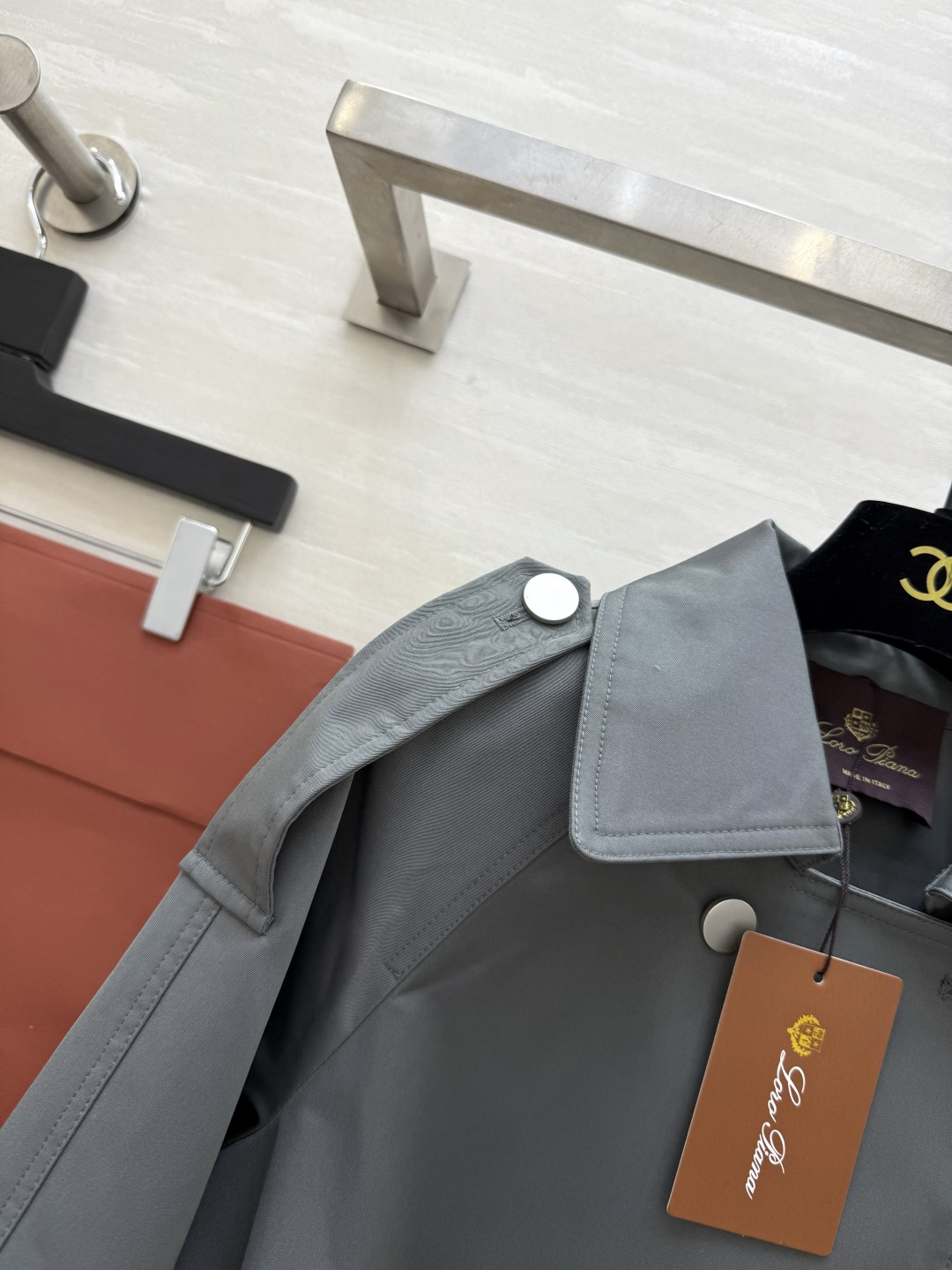#Loro Piana♡²⁶新款 双排扣风衣 经典长款设计 防风防水面料 春秋季节穿着超合适！肩部装饰＋