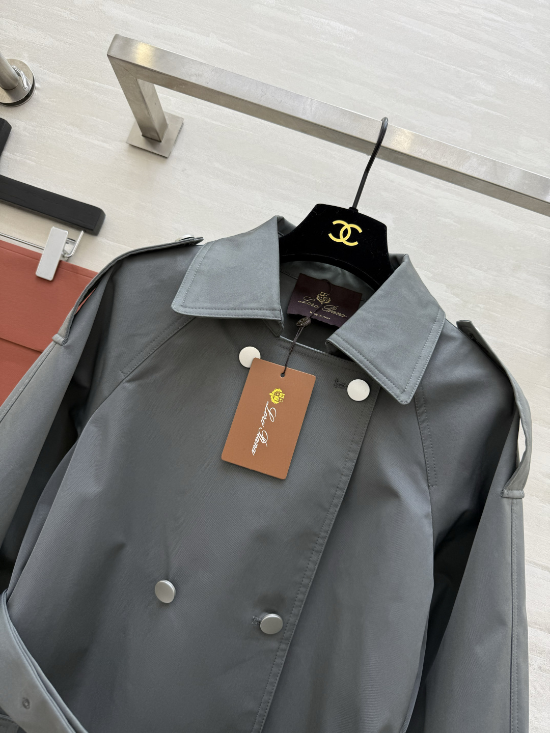 #Loro Piana♡²⁶新款 双排扣风衣 经典长款设计 防风防水面料 春秋季节穿着超合适！肩部装饰＋