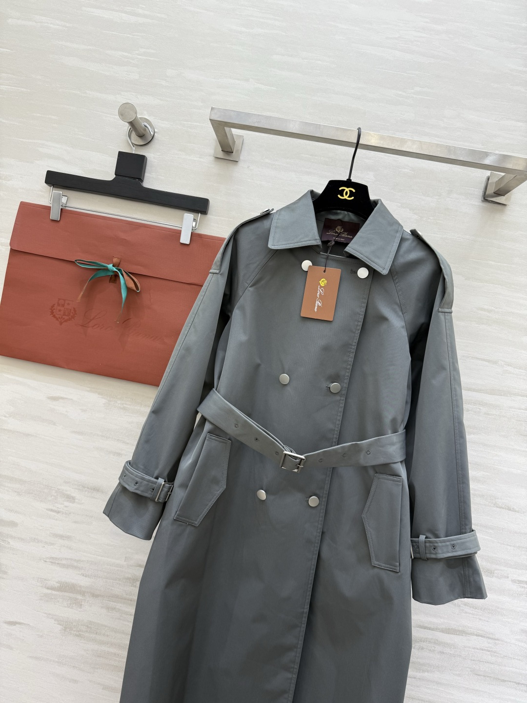 #Loro Piana♡²⁶新款 双排扣风衣 经典长款设计 防风防水面料 春秋季节穿着超合适！肩部装饰＋