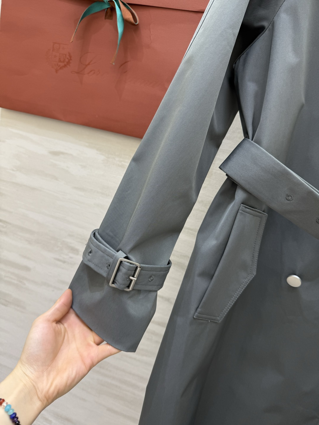 #Loro Piana♡²⁶新款 双排扣风衣 经典长款设计 防风防水面料 春秋季节穿着超合适！肩部装饰＋