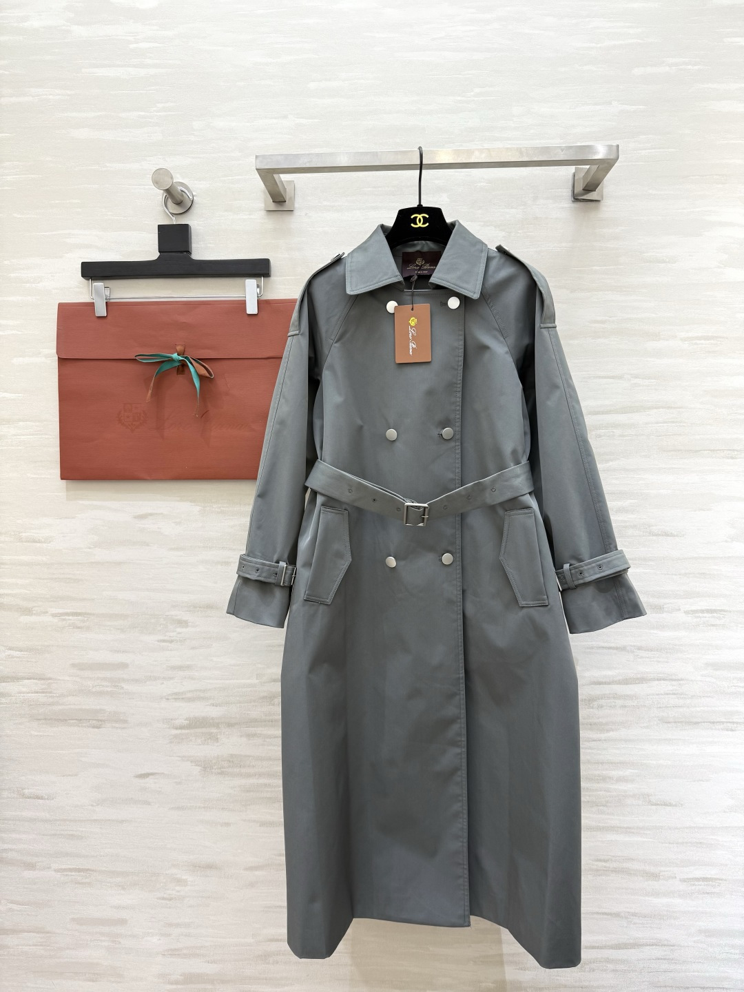 #Loro Piana♡²⁶新款 双排扣风衣 经典长款设计 防风防水面料 春秋季节穿着超合适！肩部装饰＋