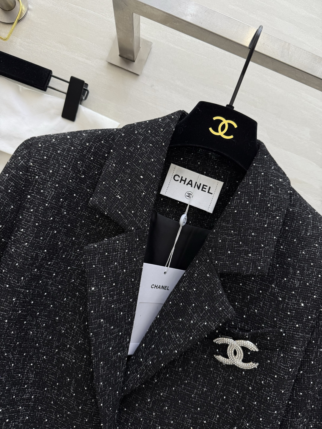 #Chane♡²⁶新款 羊毛编织花呢套装 满满细闪低调又奢华 不规则西装外套＋高腰直筒裙 剪裁利落 优雅