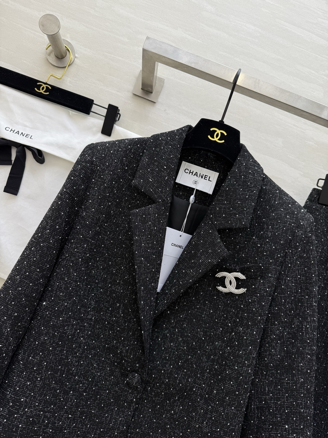 #Chane♡²⁶新款 羊毛编织花呢套装 满满细闪低调又奢华 不规则西装外套＋高腰直筒裙 剪裁利落 优雅