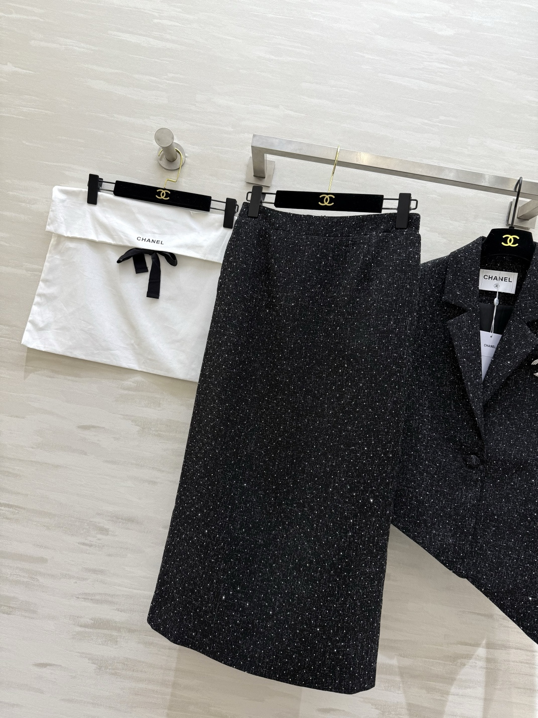 #Chane♡²⁶新款 羊毛编织花呢套装 满满细闪低调又奢华 不规则西装外套＋高腰直筒裙 剪裁利落 优雅