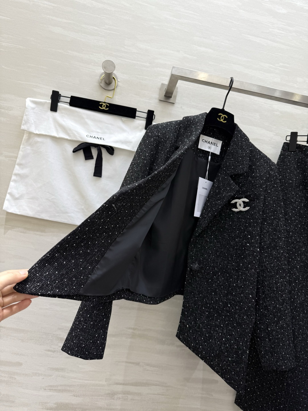 #Chane♡²⁶新款 羊毛编织花呢套装 满满细闪低调又奢华 不规则西装外套＋高腰直筒裙 剪裁利落 优雅