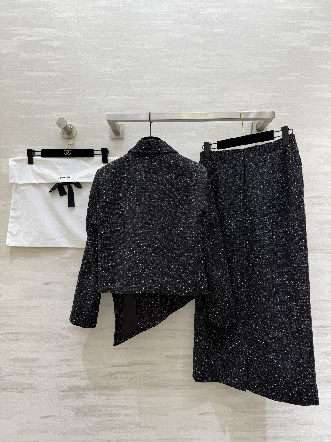 #Chane♡²⁶新款 羊毛编织花呢套装 满满细闪低调又奢华 不规则西装外套＋高腰直筒裙 剪裁利落 优雅