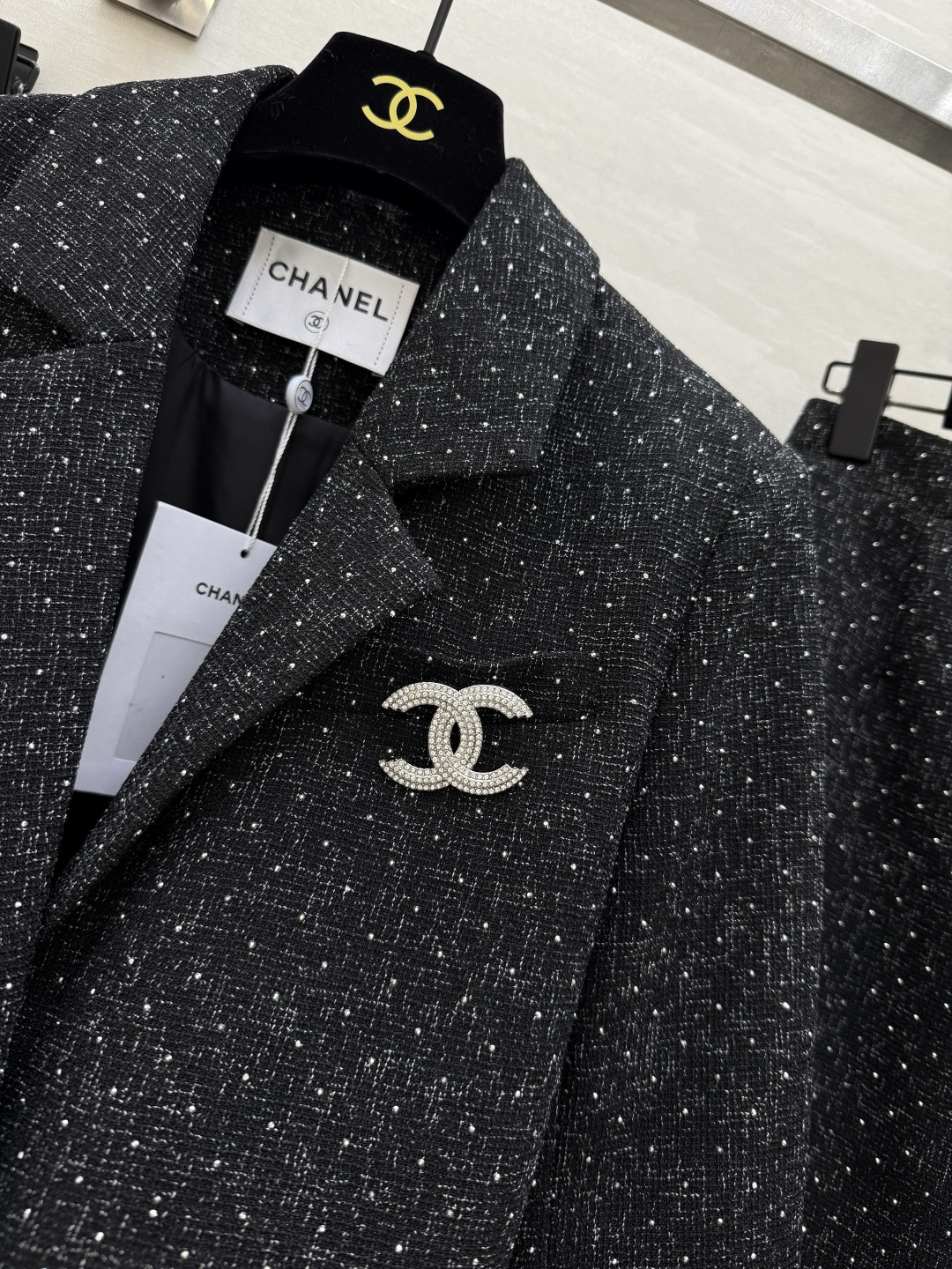 #Chane♡²⁶新款 羊毛编织花呢套装 满满细闪低调又奢华 不规则西装外套＋高腰直筒裙 剪裁利落 优雅