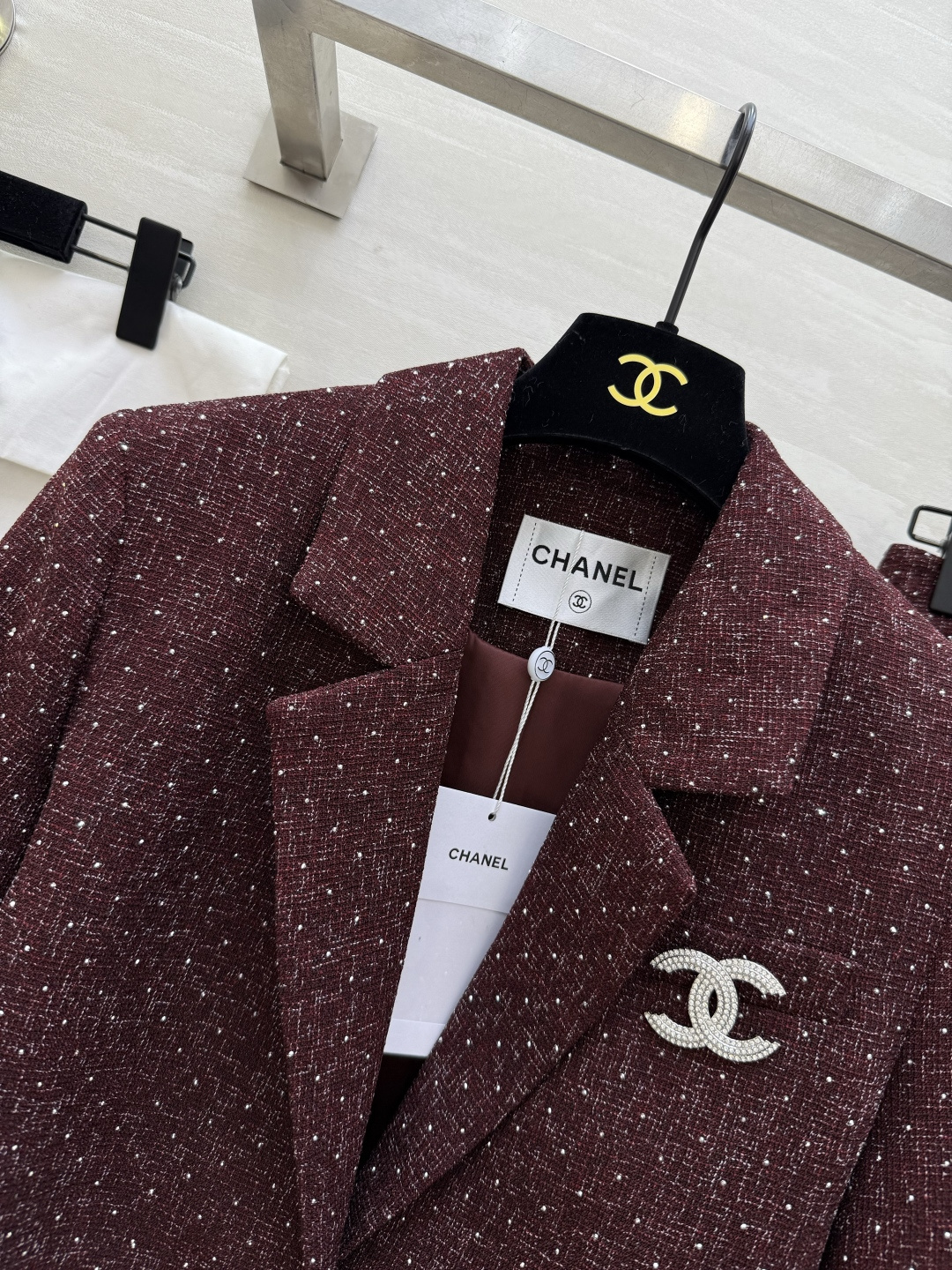 #Chane♡²⁶新款 羊毛编织花呢套装 满满细闪低调又奢华 不规则西装外套＋高腰直筒裙 剪裁利落 优雅