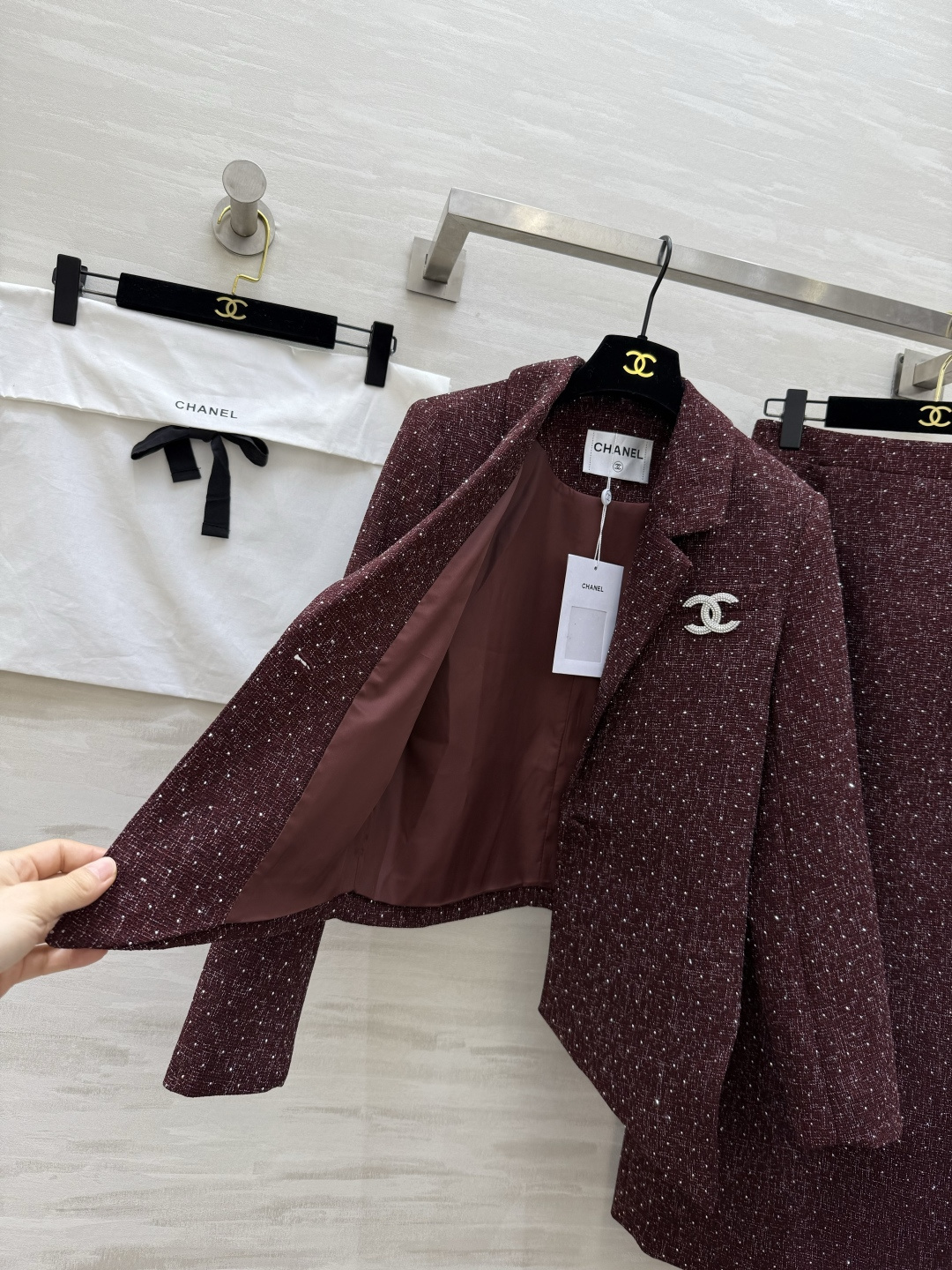 #Chane♡²⁶新款 羊毛编织花呢套装 满满细闪低调又奢华 不规则西装外套＋高腰直筒裙 剪裁利落 优雅