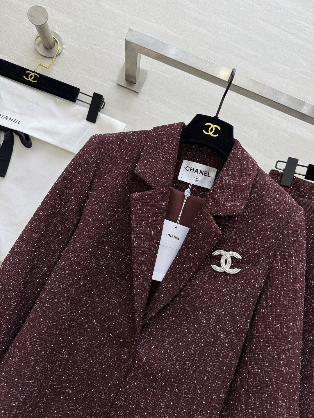 #Chane♡²⁶新款 羊毛编织花呢套装 满满细闪低调又奢华 不规则西装外套＋高腰直筒裙 剪裁利落 优雅