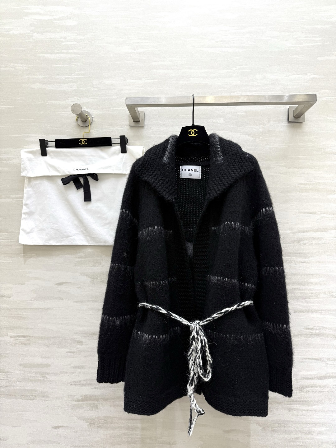 #Chane♡中古系列 马海毛毛绒外套 背面经典双C标志超有辨识度！毛绒材质柔软保暖 宽松版型＋袖口罗纹