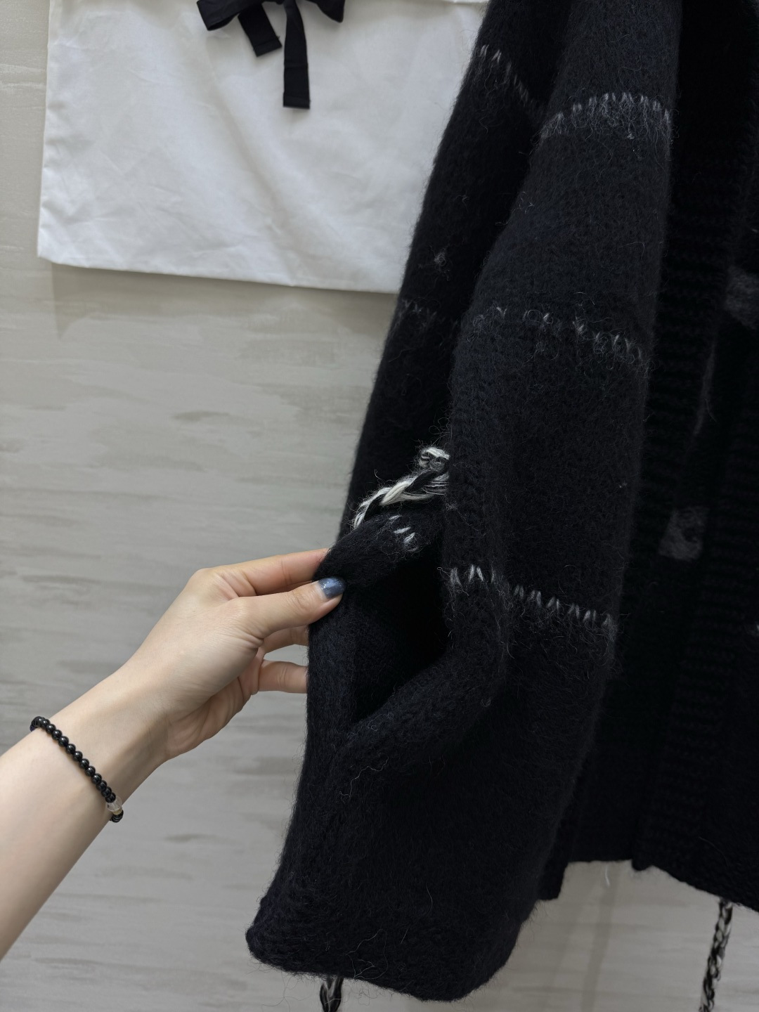 #Chane♡中古系列 马海毛毛绒外套 背面经典双C标志超有辨识度！毛绒材质柔软保暖 宽松版型＋袖口罗纹