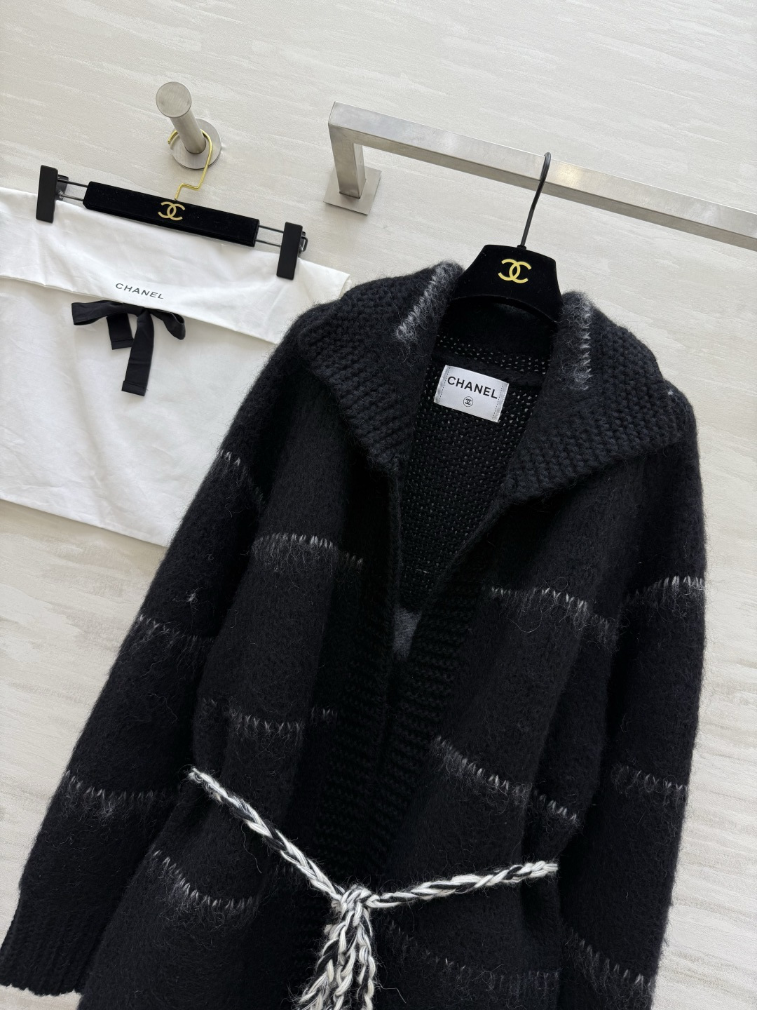 #Chane♡中古系列 马海毛毛绒外套 背面经典双C标志超有辨识度！毛绒材质柔软保暖 宽松版型＋袖口罗纹