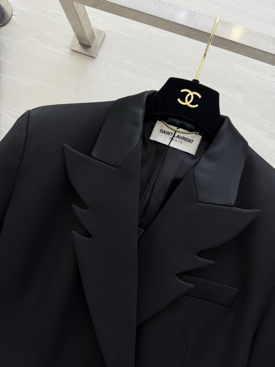 𝙎𝙖𝙞𝙣𝙩 𝙡𝙖𝙪𝙧𝙚𝙣♡²⁶新款吸烟装式 新演绎翅膀领西装外套 飒爽帅气 摩登时髦 高品质定制 现货首