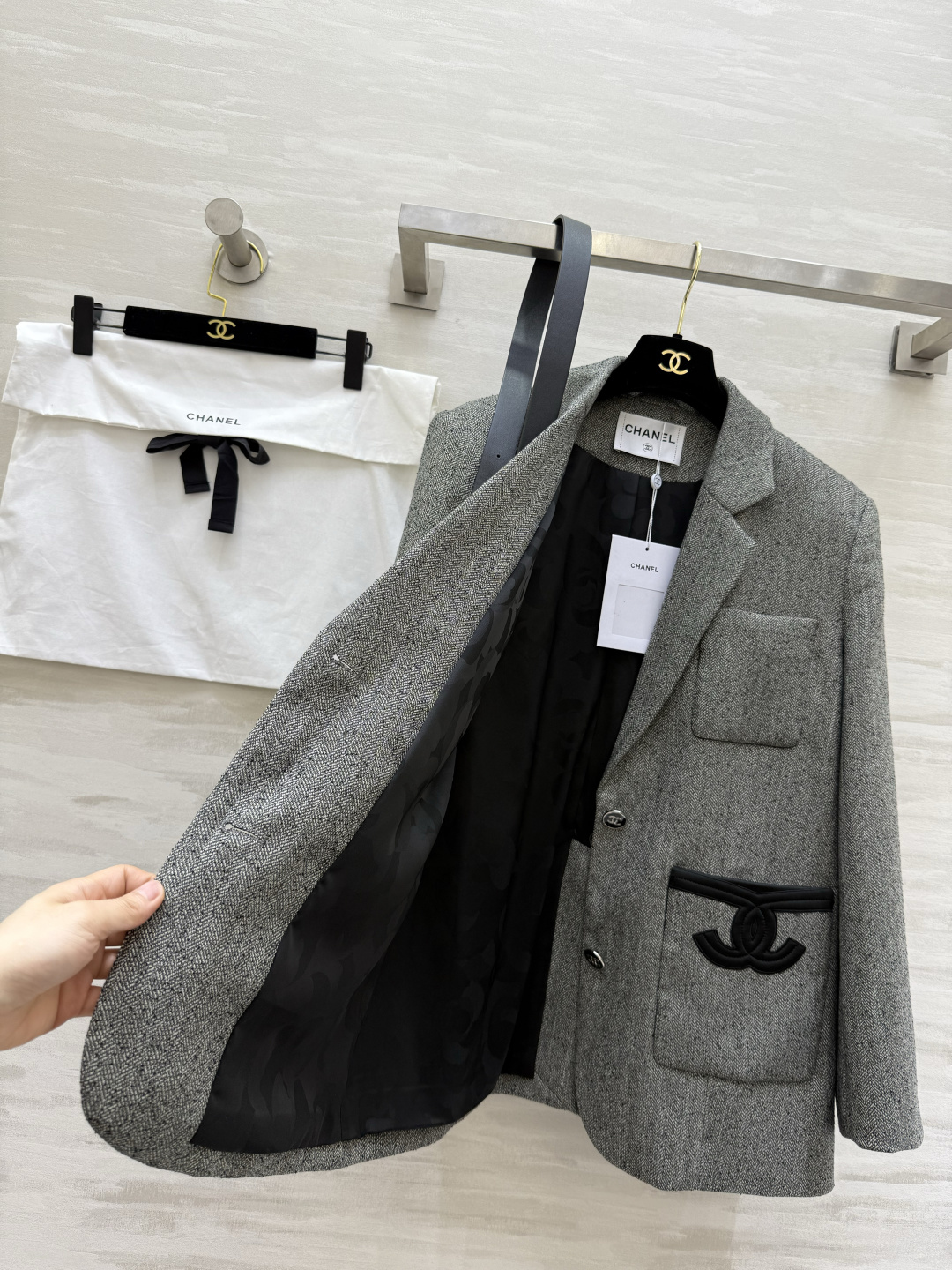 #Chane♡²⁶新款 收腰西装外套 羊毛混纺面料 单排扣＋翻领设计 黑色皮质腰带配双C金属扣 收腰显身