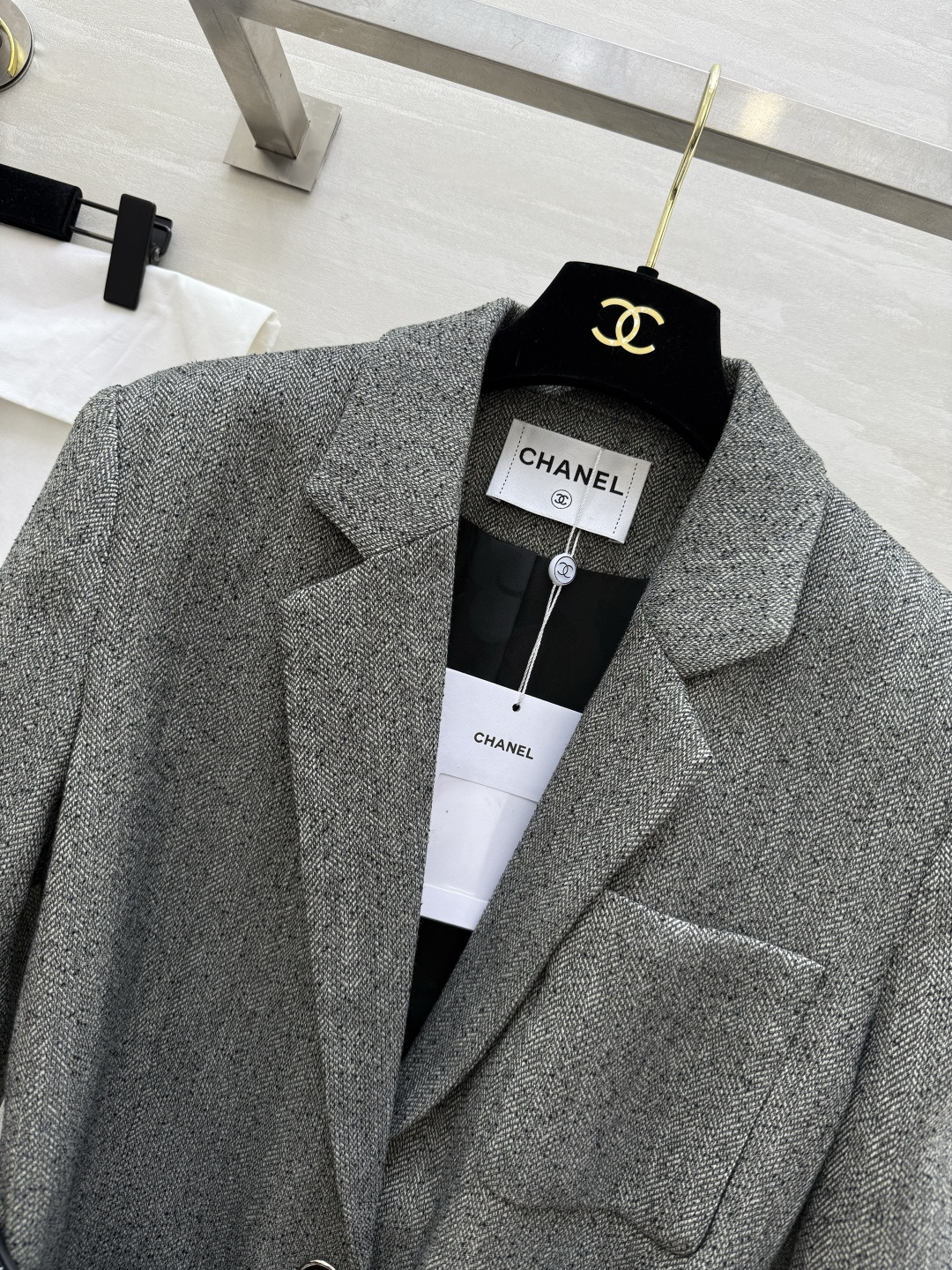 #Chane♡²⁶新款 收腰西装外套 羊毛混纺面料 单排扣＋翻领设计 黑色皮质腰带配双C金属扣 收腰显身