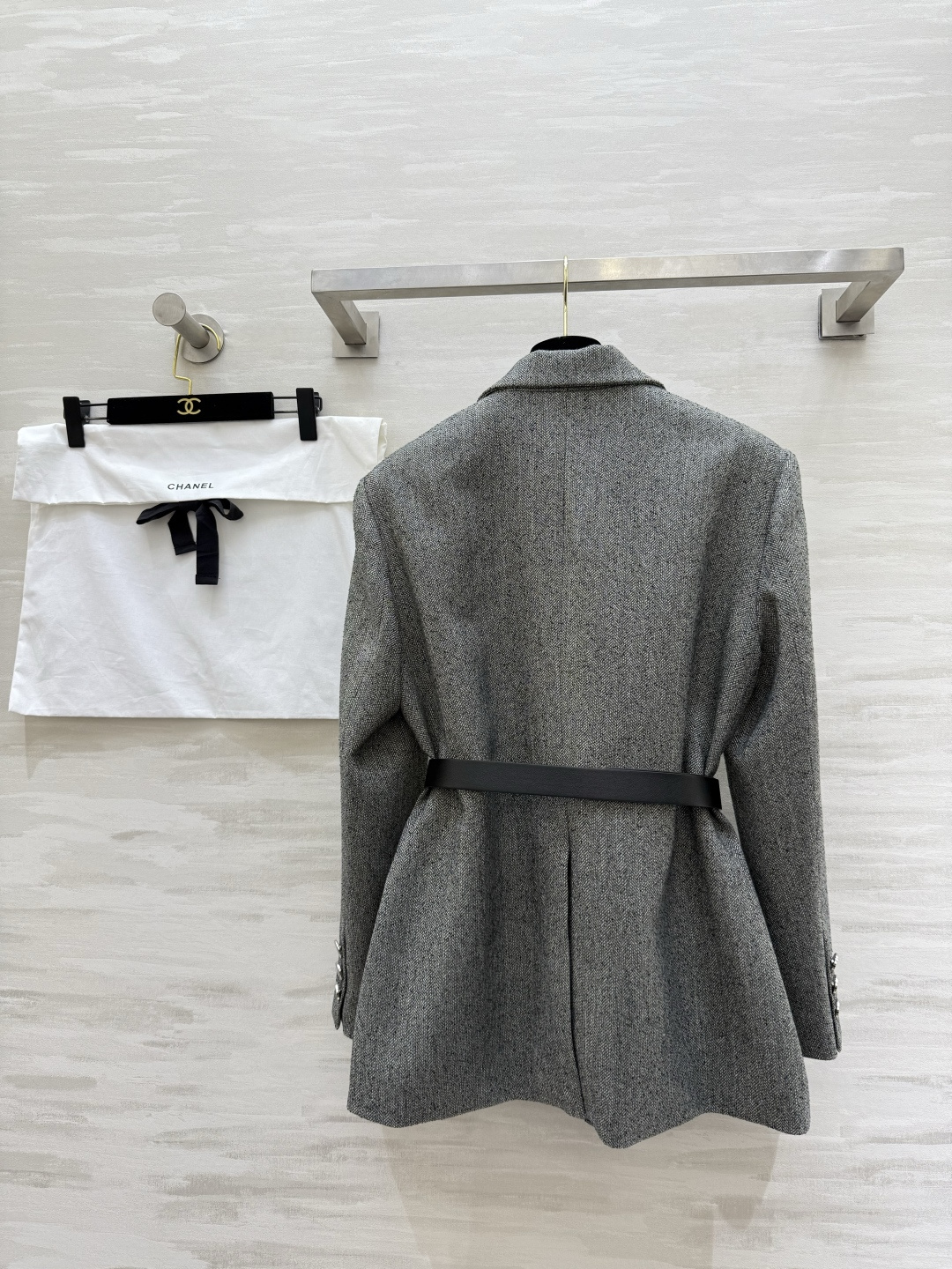 #Chane♡²⁶新款 收腰西装外套 羊毛混纺面料 单排扣＋翻领设计 黑色皮质腰带配双C金属扣 收腰显身