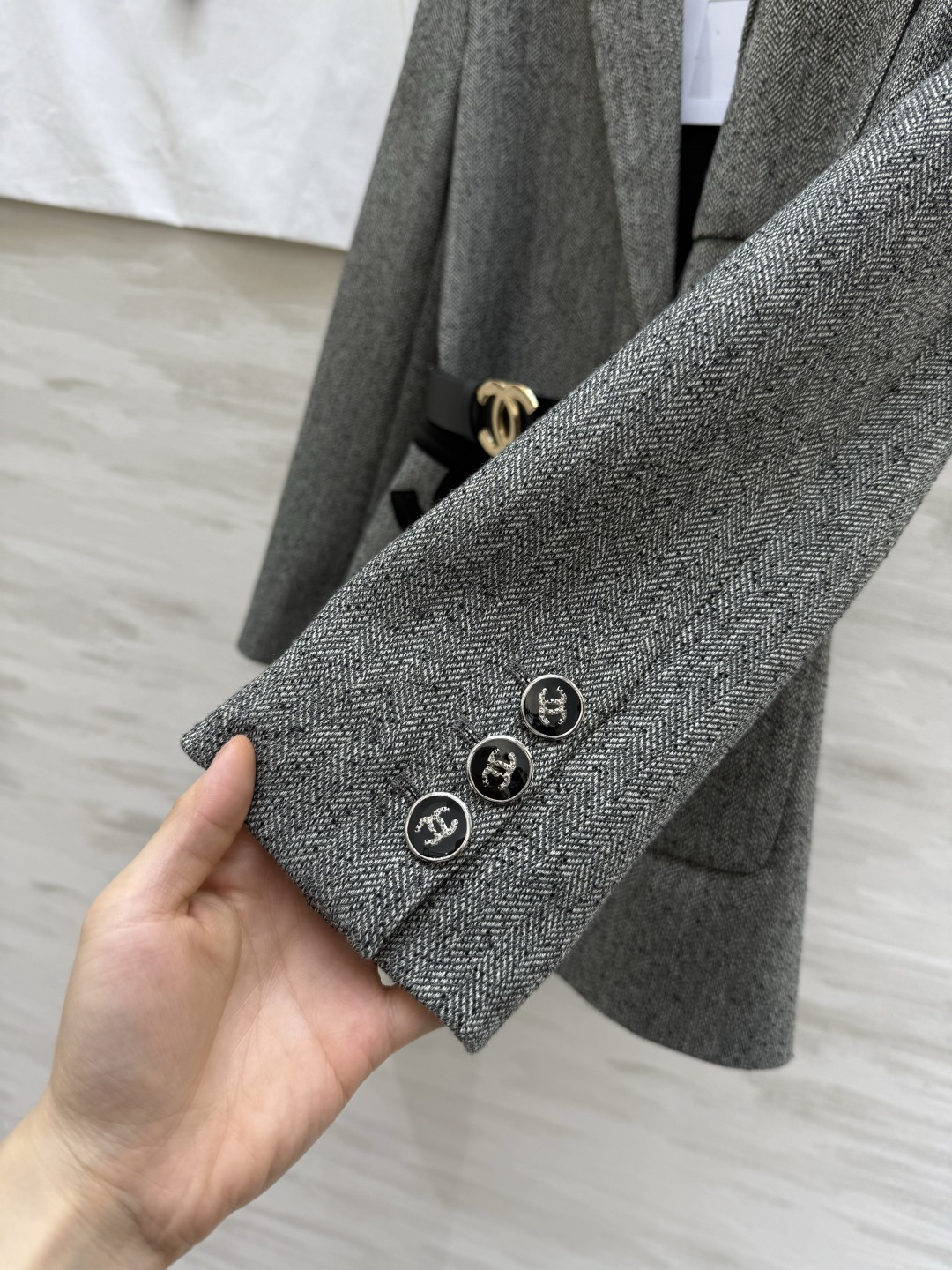 #Chane♡²⁶新款 收腰西装外套 羊毛混纺面料 单排扣＋翻领设计 黑色皮质腰带配双C金属扣 收腰显身