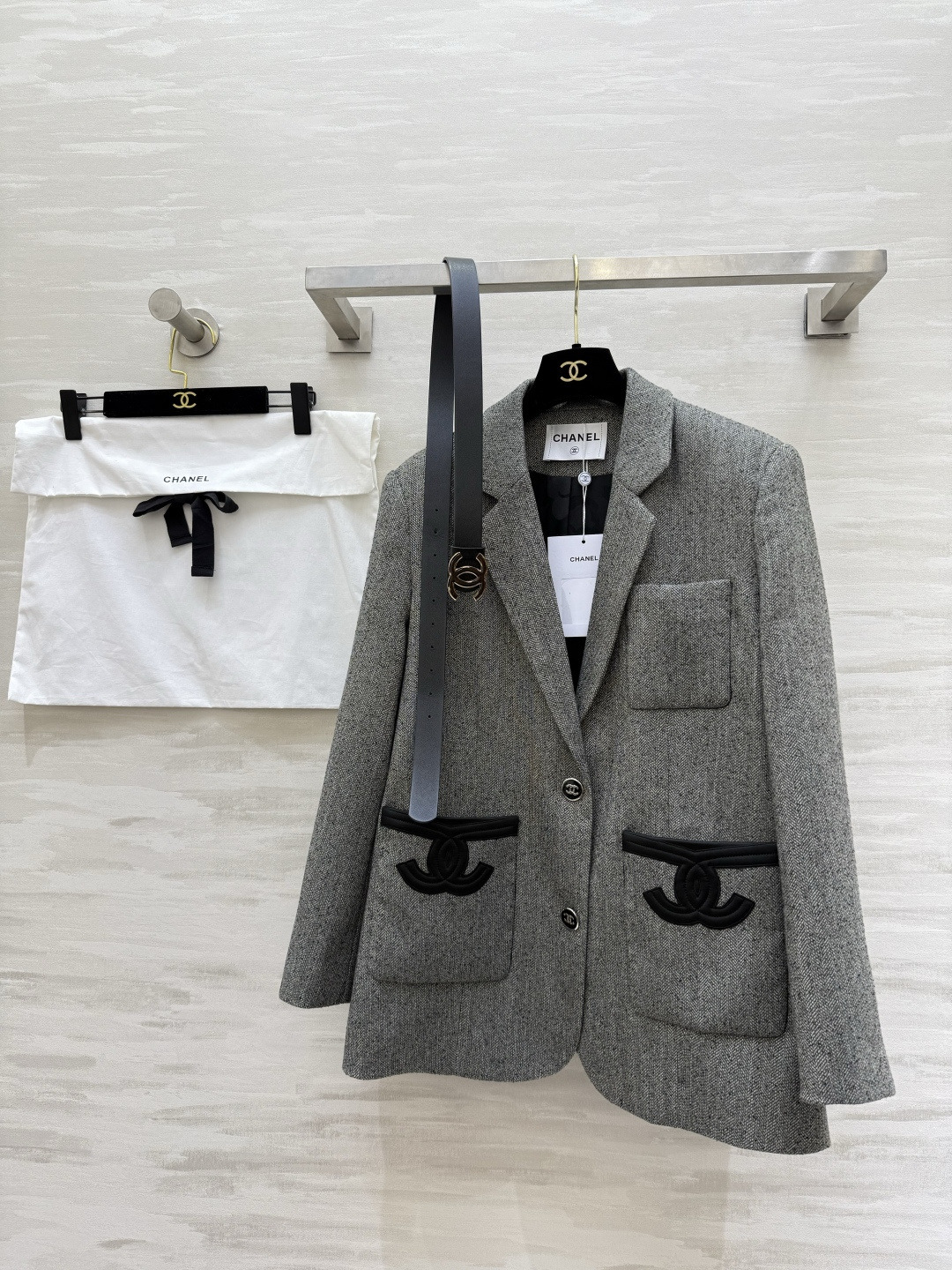 #Chane♡²⁶新款 收腰西装外套 羊毛混纺面料 单排扣＋翻领设计 黑色皮质腰带配双C金属扣 收腰显身