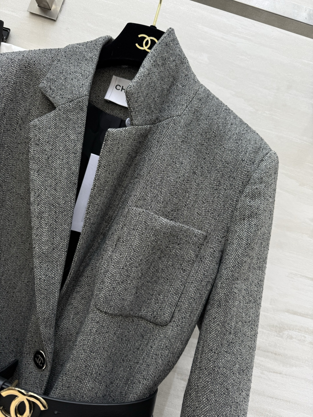 #Chane♡²⁶新款 收腰西装外套 羊毛混纺面料 单排扣＋翻领设计 黑色皮质腰带配双C金属扣 收腰显身