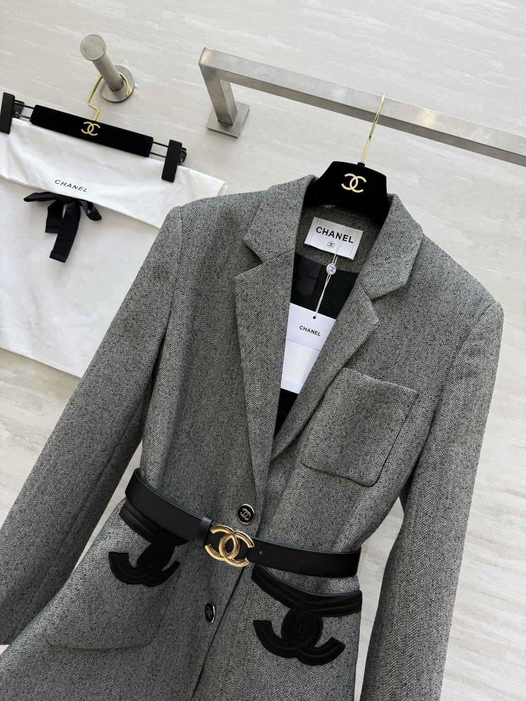 #Chane♡²⁶新款 收腰西装外套 羊毛混纺面料 单排扣＋翻领设计 黑色皮质腰带配双C金属扣 收腰显身