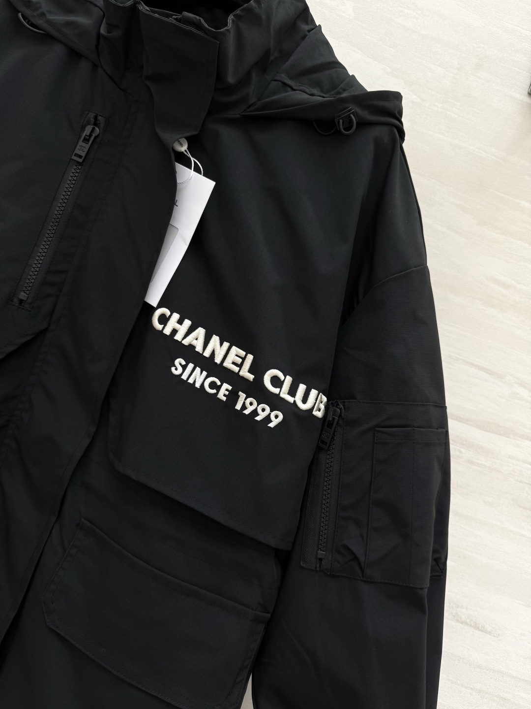 #Chane♡²⁶新款 中古系列 连帽收腰冲锋衣外套 重工刺绣🪡 高品质 现货首发size：36/38/