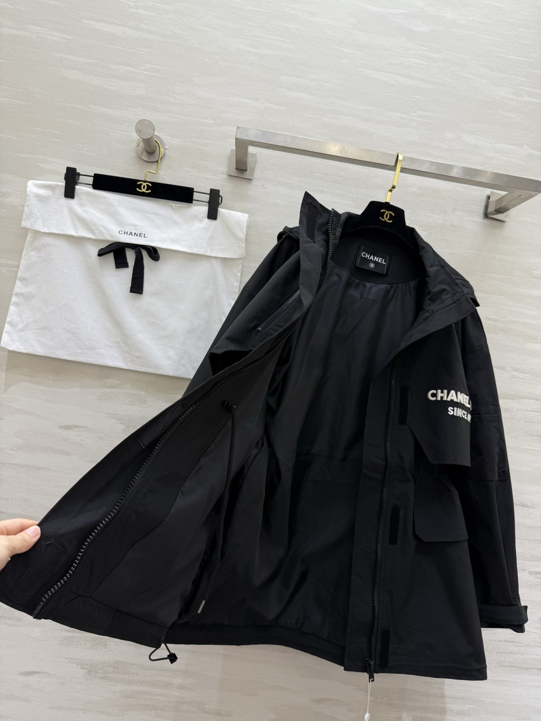 #Chane♡²⁶新款 中古系列 连帽收腰冲锋衣外套 重工刺绣🪡 高品质 现货首发size：36/38/