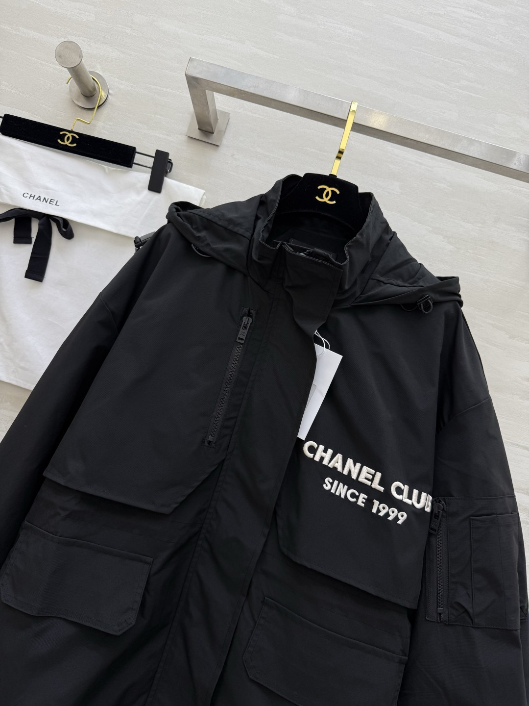 #Chane♡²⁶新款 中古系列 连帽收腰冲锋衣外套 重工刺绣🪡 高品质 现货首发size：36/38/