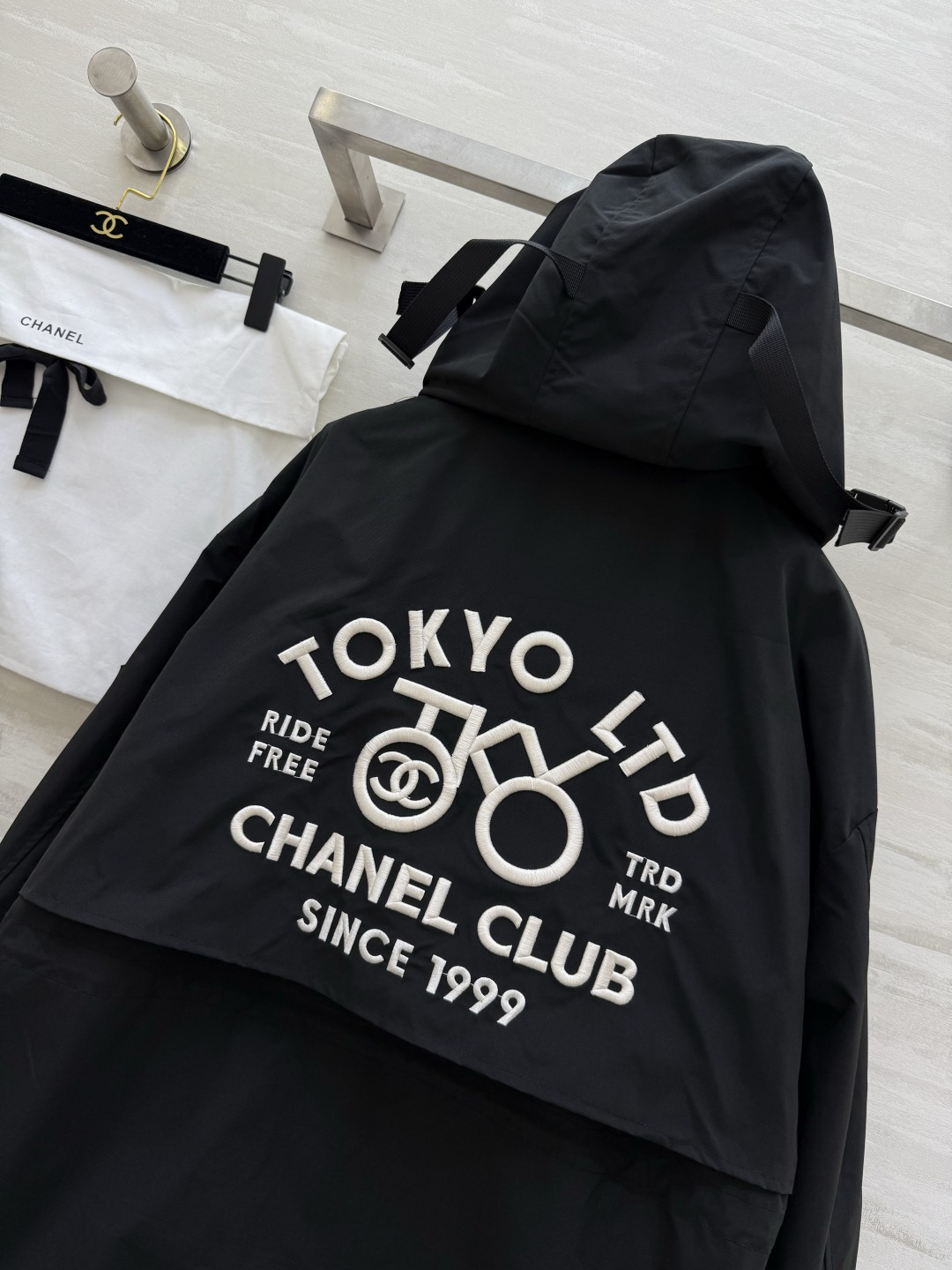 #Chane♡²⁶新款 中古系列 连帽收腰冲锋衣外套 重工刺绣🪡 高品质 现货首发size：36/38/