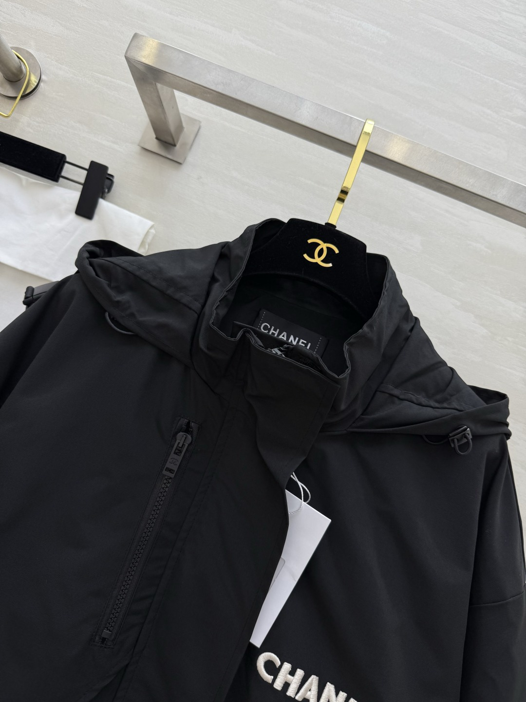 #Chane♡²⁶新款 中古系列 连帽收腰冲锋衣外套 重工刺绣🪡 高品质 现货首发size：36/38/