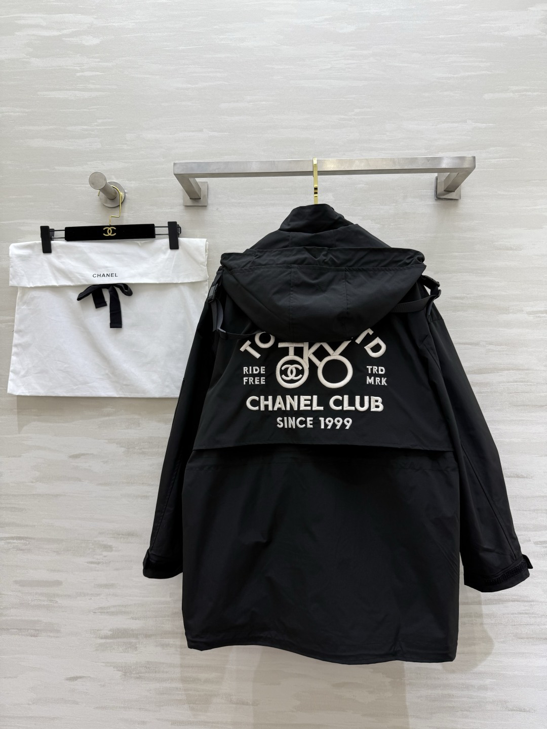 #Chane♡²⁶新款 中古系列 连帽收腰冲锋衣外套 重工刺绣🪡 高品质 现货首发size：36/38/