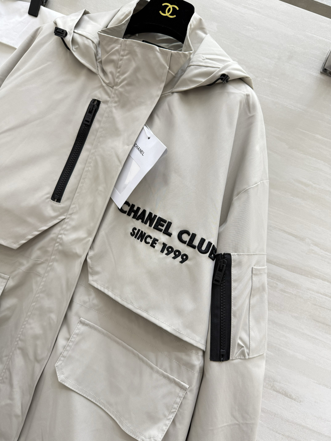 #Chane♡²⁶新款 中古系列 连帽收腰冲锋衣外套 重工刺绣🪡 高品质 现货首发size：36/38/