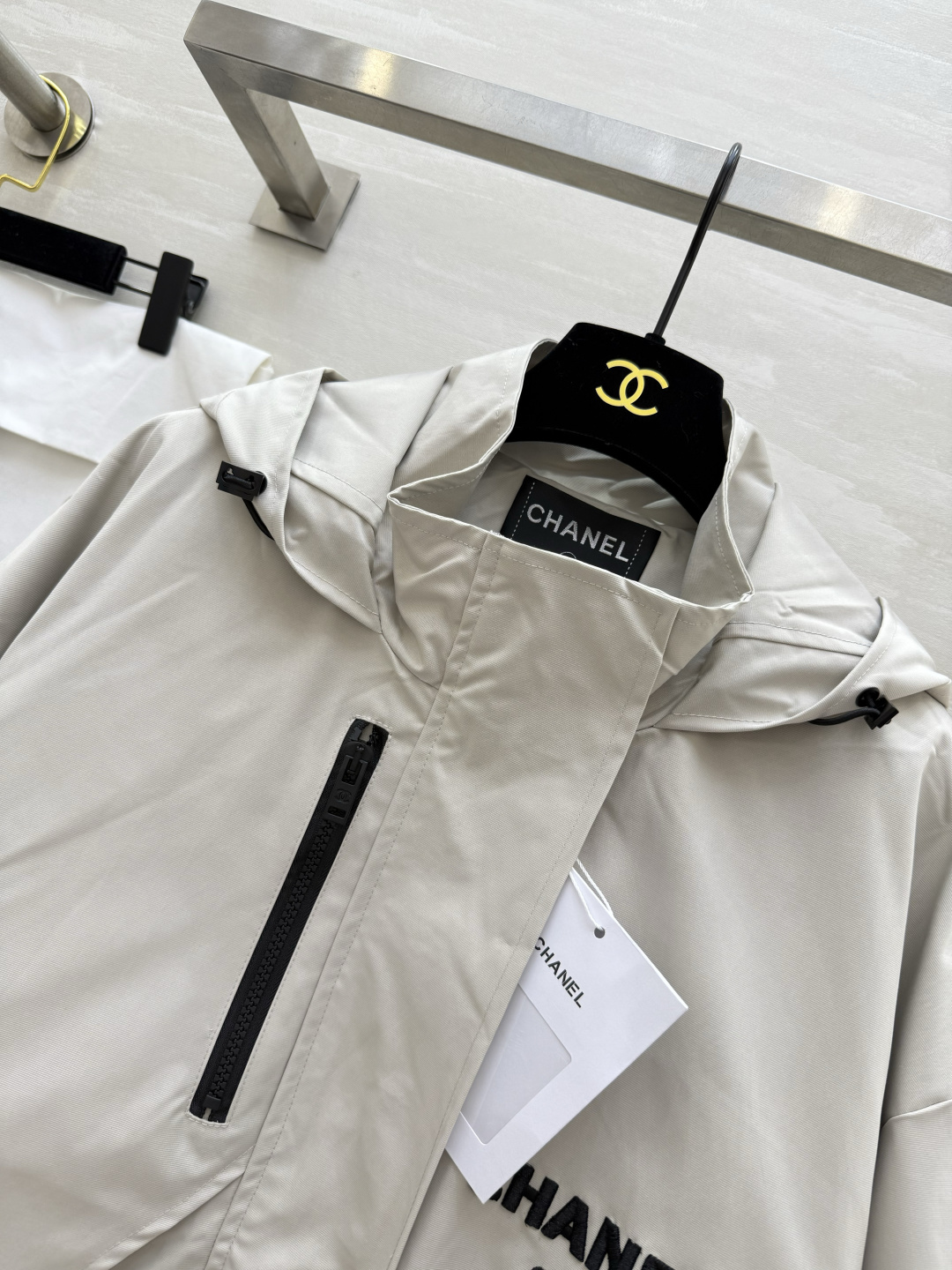 #Chane♡²⁶新款 中古系列 连帽收腰冲锋衣外套 重工刺绣🪡 高品质 现货首发size：36/38/