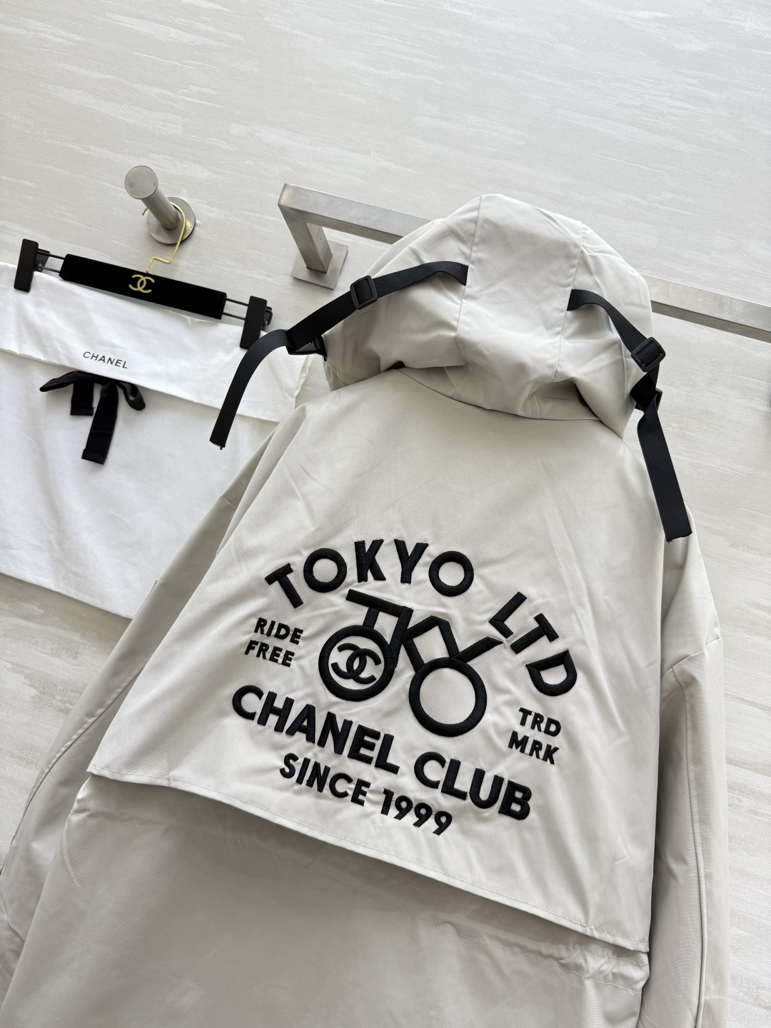 #Chane♡²⁶新款 中古系列 连帽收腰冲锋衣外套 重工刺绣🪡 高品质 现货首发size：36/38/