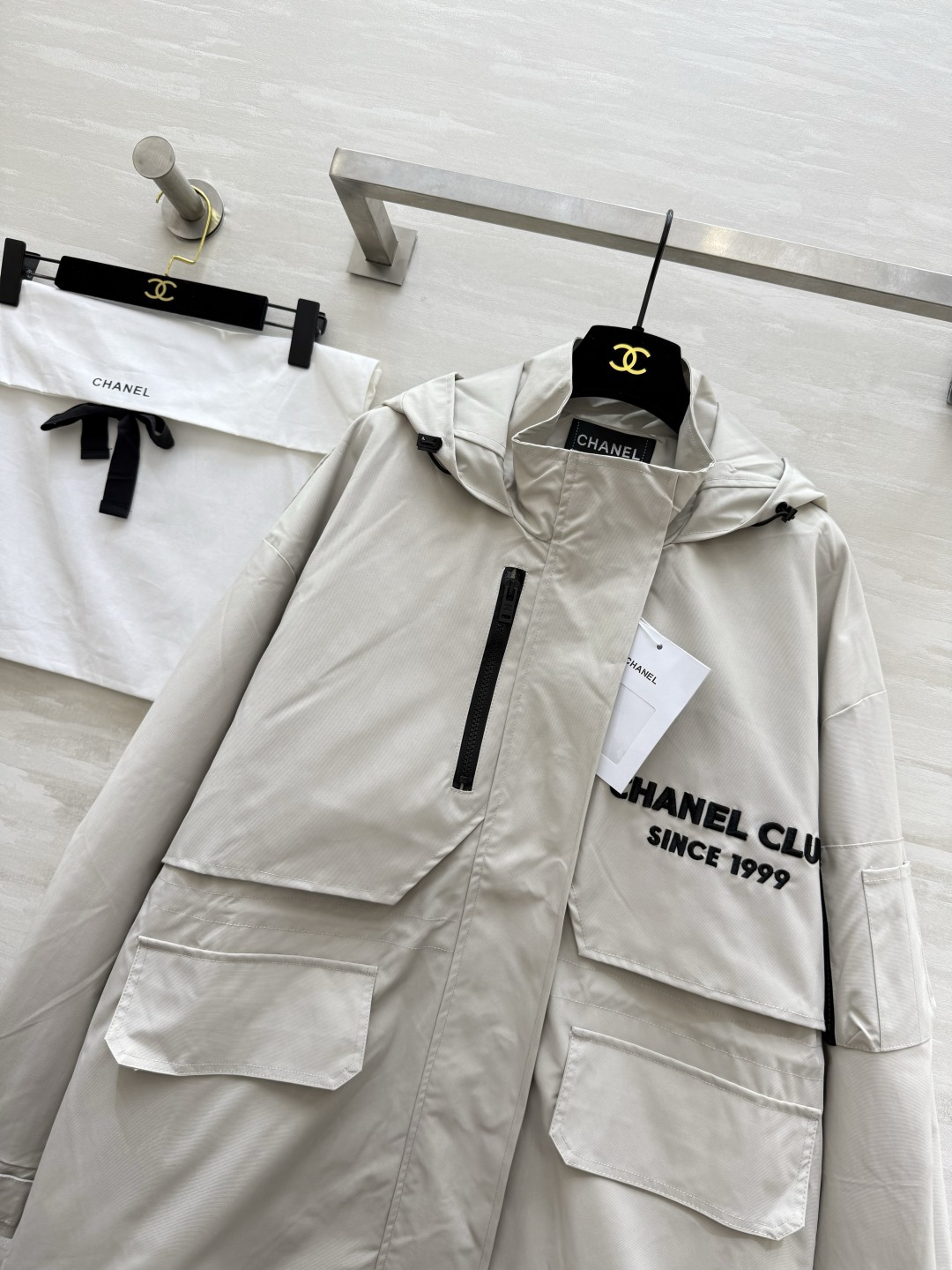 #Chane♡²⁶新款 中古系列 连帽收腰冲锋衣外套 重工刺绣🪡 高品质 现货首发size：36/38/