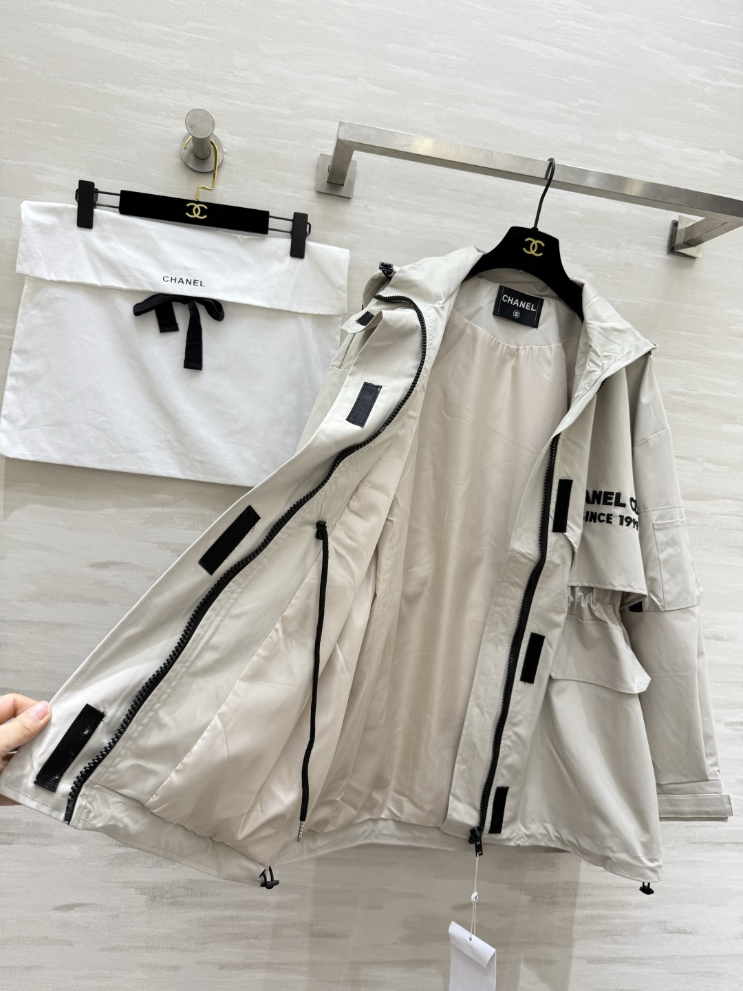 #Chane♡²⁶新款 中古系列 连帽收腰冲锋衣外套 重工刺绣🪡 高品质 现货首发size：36/38/