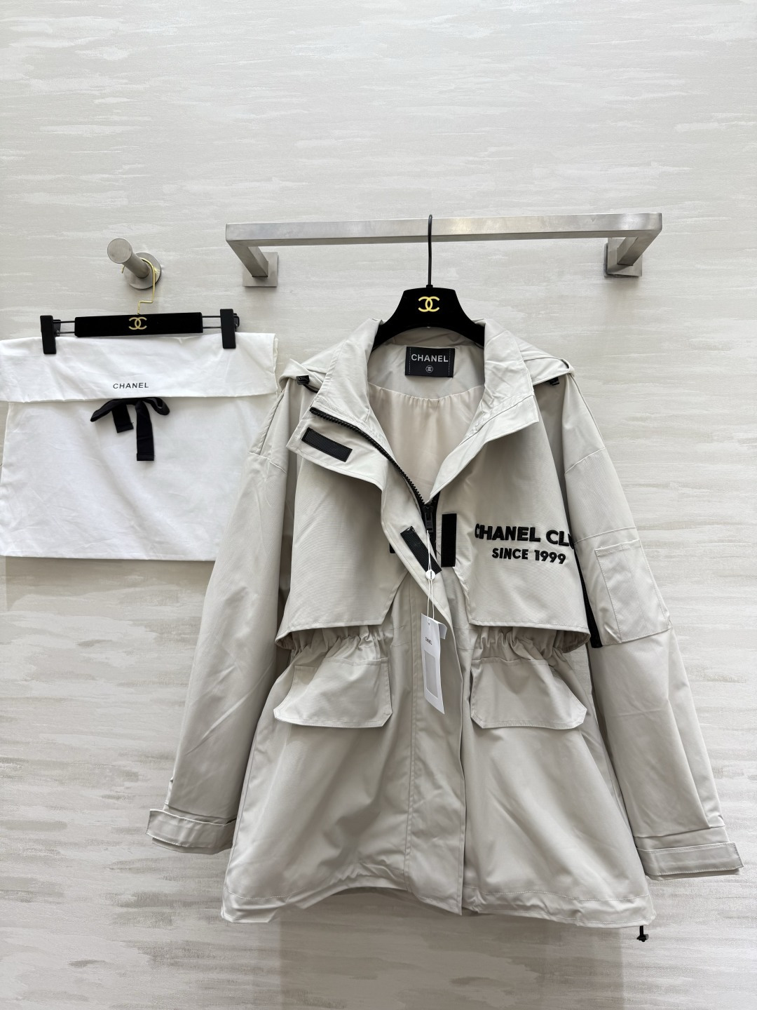 #Chane♡²⁶新款 中古系列 连帽收腰冲锋衣外套 重工刺绣🪡 高品质 现货首发size：36/38/